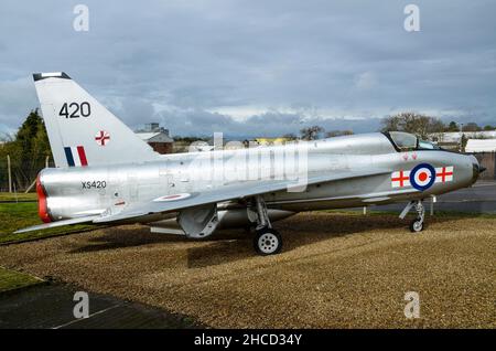 English Electric Lighting T.5 Kampfflugzeug XS420 erhalten und ausgestellt im Farnborough Air Sciences Trust Museum, Hampshire, Großbritannien. Anlage Stockfoto