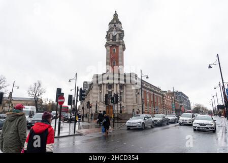 27/12//2021. London, Großbritannien. Blick auf das Rathaus von Lambeth an der Kreuzung von Acre Lane und Brixton Hill, South London. Acre Lane hat die höchste Covid-Infektionsrate im Vereinigten Königreich verzeichnet, mit etwa 1 von 20 infizierten Personen, der derzeit höchsten Rate im Vereinigten Königreich. Das ist etwa das Sechsfache des nationalen Durchschnitts. Foto von Ray Tang. Stockfoto