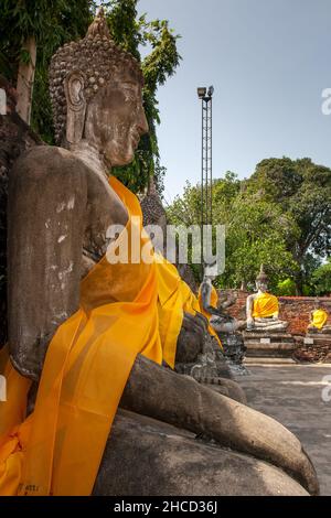 Sitzende Buddha-Statuen im Wat Yai Chaimongkol in Ayutthaya, der historischen Hauptstadt des Königreichs Siam, Thailand, aus dem 13. Jahrhundert Stockfoto