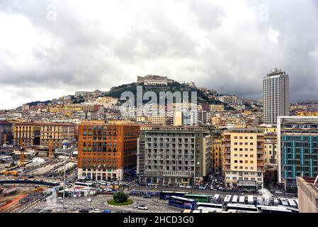 Blick auf Neapel, Italien vom Hafen aus, mit Castel Sant Elmo oben Stockfoto