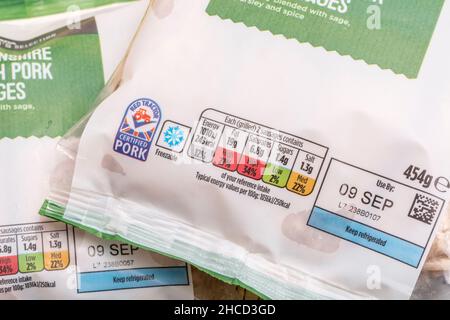 Red Tractor-Etikett auf einer Packung ASDA-eigener Lincolnshire-Wurstwaren für den Supermarkt. Zur Kennzeichnung von Nährstoffen, Kunststoffverpackung, Symbol für Gefriergeräte. Stockfoto