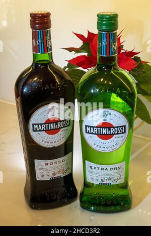 Süße und trockene Martini- & Rossi-Flaschen mit Weihnachtszeit in Poinsettia, USA 2021 Stockfoto