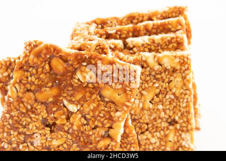 Kozinaki, Til Gud Patti Oder Gur Papadi Chikki Gajak Aus Erdnüssen, Moongfali, Jaggery, Mungfali Wird In Winters Auf Makar Sankr Genossen Stockfoto