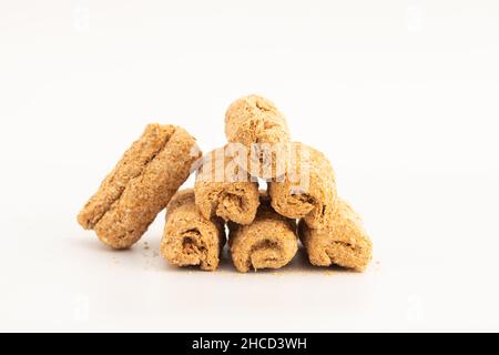 Khasta Gud Gajak Roll Mithai oder Gur Mawa Gazak Rolls werden aus gehämmerten oder geschlagenen Sesamsamen, kondensierter Milch, Khoya, Jaggery, Mava und garniertem W hergestellt Stockfoto