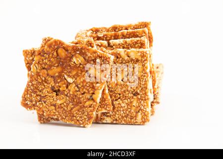 Makar Sankranti Oder Lohri Mithai Mungfali Badam Chikki Auch Bekannt Als Kozinaki, Gud Chikky Patti, Gajak, Gajjak, Gazak, Gachak, Til Patti Oder Gur Papadi Stockfoto