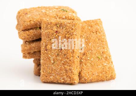 Makar Sankranti Oder Lohri Mithai Delicate Soft Grinded Khasta Gajak Bars Auch Bekannt Als Kozinaki, Gajjak, Gazak Oder Kachak Bar Aus Tilgul Gehämmerten Oder Stockfoto