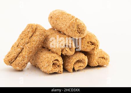 Khasta Gud Gajak Roll Mithai oder Gur Mawa Gazak Rolls werden aus gehämmerten oder geschlagenen Sesamsamen, kondensierter Milch, Khoya, Jaggery, Mava und garniertem W hergestellt Stockfoto