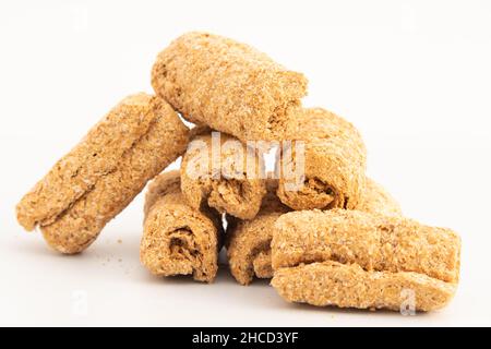 Khasta Gud Gajak Roll Oder Gur Gazak Chikki Rolls Sind Handgerollte Mawa Sweet Aus Gehämmerten Oder Geschlagenen Sesamsamen, Jaggery, Mava. Winterfutter Auf Maka Stockfoto