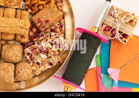 Erntefest Gefeiert Als Makar Sankranti, Lohri, Uttarayan, Maghi, Poush Sankranthi, Magh Bihu mit Sesam Süß, Tilgul, Til Mithai, Gajak Stockfoto