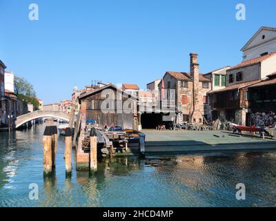 Venedig, Panoramabild der leeren Werft Squero di San Trovaso in Venedig. Wahrzeichen Bootshof Gebäude traditionelle hölzerne Gondeln. Stockfoto