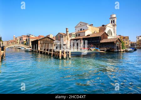 Venedig, Panoramabild der leeren Werft Squero di San Trovaso in Venedig. Wahrzeichen Bootshof Gebäude traditionelle hölzerne Gondeln. Stockfoto