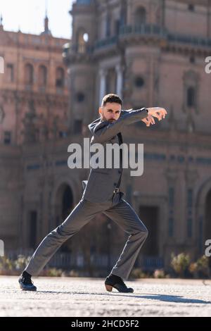 Mann in grauem Anzug tanzt Flamenco energisch Stockfoto