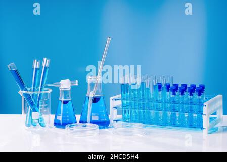 Sammlung von medizinischen Kolben auf einem blauen Hintergrund.Wissenschaft Glasflasche blau Chemie Labor Banner Hintergrund. Konzept der Medizin. Stockfoto