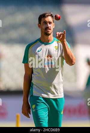 Melbourne, Australien. 28th Dez 2021. Mitchell Starc aus Australien schaut am 28. Dezember 2021 in Melbourne, Australien, vor dem dritten Testspiel der Ashes-Serie zwischen Australien und England auf dem Melbourne Cricket Ground nach. (Nur für redaktionelle Verwendung) Credit: Izhar Ahmed Khan/Alamy Live News/Alamy Live News Stockfoto