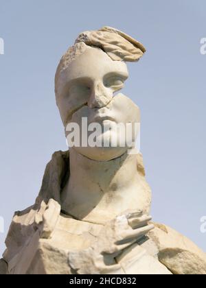 Alte römische Marmorportrait Büste der Frau isoliert Stockfoto