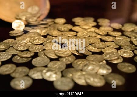 Schatzkammer der antiken griechischen Silbermünzen auf dunklem Hintergrund Stockfoto