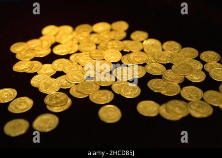 Schatzkammer byzantinischer Goldmünzen auf dunklem Hintergrund Stockfoto