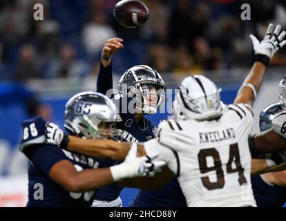 Detroit, Michigan, USA. 27th Dez 2021. Nevada Quarterback NATE COX #16 während eines Spiels zwischen Nevada und Western Michigan im Ford Field, Detroit, Michigan. (Bild: © Scott Hasse/ZUMA Press Wire) Bild: ZUMA Press, Inc./Alamy Live News Stockfoto