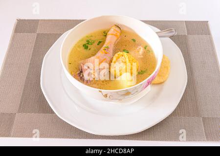 Der Sancocho de gallina sowie die Kreuzritter werden in großen Mengen hergestellt und nach den Feierlichkeiten als Familie verzehrt, um den Körper zu erholen. Stockfoto