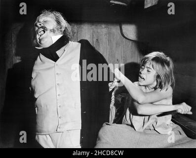 Gert Frobe, Deborah Baxter, Dreharbeiten zum Film „A High Wind in Jamaica“, 20th Century-Fox, 1965 Stockfoto