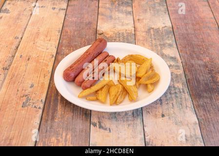 Salchipapa oder Salchipapas ist ein Fast Food, das aus gebratenen Wurstscheiben und Pommes frites besteht und in Lateinamerika als Street Food konsumiert wird Stockfoto