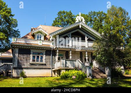 Altes, historisches Herrenhaus aus Holz für Jäger. Palastpark Bialowieza, Polen Stockfoto