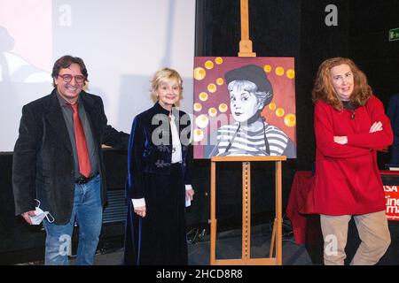 27. Dezember 2021, Roma, Italien: Milena Vukotic, Mesca Fabbri Fellini und Pascal La Delfa bei der Preisverleihung des zweiten Preises der Giulietta Masina in der Casa del Cinema in Rom (Bildquelle: © Matteo Nardone/Pacific Press via ZUMA Press Wire) Stockfoto