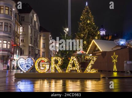 Graz, Österreich-02. Dezember 2021: Wunderschöne Weihnachtsdekorationen am berühmten Hauptplatz, nachts, im Stadtzentrum von Graz, Steiermark, A Stockfoto