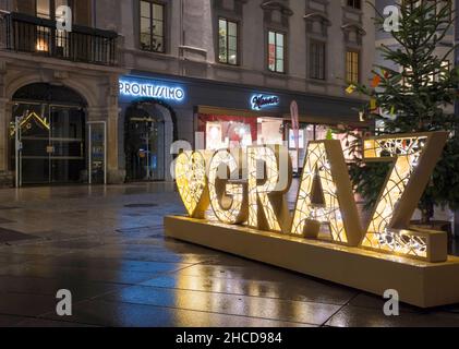 Graz, Österreich-02. Dezember 2021: Wunderschöne Weihnachtsdekorationen am berühmten Hauptplatz, nachts, im Stadtzentrum von Graz, Steiermark, A Stockfoto