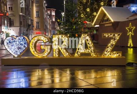 Graz, Österreich-02. Dezember 2021: Wunderschöne Weihnachtsdekorationen am berühmten Hauptplatz, nachts, im Stadtzentrum von Graz, Steiermark, A Stockfoto