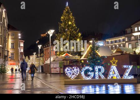 Graz, Österreich-02. Dezember 2021: Wunderschöne Weihnachtsdekorationen am berühmten Hauptplatz, nachts, im Stadtzentrum von Graz, Steiermark, A Stockfoto