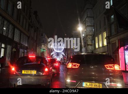 Das Zentrum von London war sehr, sehr voll, man konnte nirgendwo hinkommen, von Lancaster Gate nach aldwych, es war voller Verkehr. Oxford Street, Regent Street, Oxford Circus, Piccadilly Circus, piccadilly Street, Bond Street, Und überall war sehr viel los von 6pm bis 12 Uhr, dann gingen alle nach Hause und die Straßen waren verlassen Oxford Street Pall Mall unteren Regent Street Regent Street und überall niemand dort. Außerhalb der Geschäfte in der Oxford Street stand niemand in der Schlange, um morgen die Geschäfte zu kaufen, niemand war da, nichts 25/26-12-2021 Blitzbilder Stockfoto