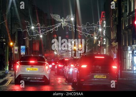 Das Zentrum von London war sehr, sehr voll, man konnte nirgendwo hinkommen, von Lancaster Gate nach aldwych, es war voller Verkehr. Oxford Street, Regent Street, Oxford Circus, Piccadilly Circus, piccadilly Street, Bond Street, Und überall war sehr viel los von 6pm bis 12 Uhr, dann gingen alle nach Hause und die Straßen waren verlassen Oxford Street Pall Mall unteren Regent Street Regent Street und überall niemand dort. Außerhalb der Geschäfte in der Oxford Street stand niemand in der Schlange, um morgen die Geschäfte zu kaufen, niemand war da, nichts 25/26-12-2021 Blitzbilder Stockfoto