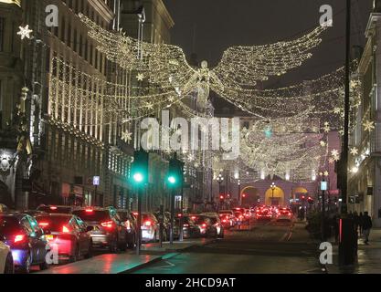 Das Zentrum von London war sehr, sehr voll, man konnte nirgendwo hinkommen, von Lancaster Gate nach aldwych, es war voller Verkehr. Oxford Street, Regent Street, Oxford Circus, Piccadilly Circus, piccadilly Street, Bond Street, Und überall war sehr viel los von 6pm bis 12 Uhr, dann gingen alle nach Hause und die Straßen waren verlassen Oxford Street Pall Mall unteren Regent Street Regent Street und überall niemand dort. Außerhalb der Geschäfte in der Oxford Street stand niemand in der Schlange, um morgen die Geschäfte zu kaufen, niemand war da, nichts 25/26-12-2021 Blitzbilder Stockfoto