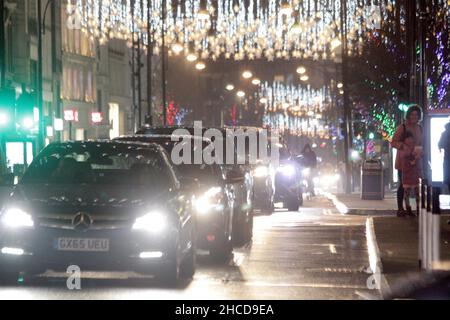 Das Zentrum von London war sehr, sehr voll, man konnte nirgendwo hinkommen, von Lancaster Gate nach aldwych, es war voller Verkehr. Oxford Street, Regent Street, Oxford Circus, Piccadilly Circus, piccadilly Street, Bond Street, Und überall war sehr viel los von 6pm bis 12 Uhr, dann gingen alle nach Hause und die Straßen waren verlassen Oxford Street Pall Mall unteren Regent Street Regent Street und überall niemand dort. Außerhalb der Geschäfte in der Oxford Street stand niemand in der Schlange, um morgen die Geschäfte zu kaufen, niemand war da, nichts 25/26-12-2021 Blitzbilder Stockfoto