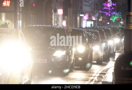 Das Zentrum von London war sehr, sehr voll, man konnte nirgendwo hinkommen, von Lancaster Gate nach aldwych, es war voller Verkehr. Oxford Street, Regent Street, Oxford Circus, Piccadilly Circus, piccadilly Street, Bond Street, Und überall war sehr viel los von 6pm bis 12 Uhr, dann gingen alle nach Hause und die Straßen waren verlassen Oxford Street Pall Mall unteren Regent Street Regent Street und überall niemand dort. Außerhalb der Geschäfte in der Oxford Street stand niemand in der Schlange, um morgen die Geschäfte zu kaufen, niemand war da, nichts 25/26-12-2021 Blitzbilder Stockfoto