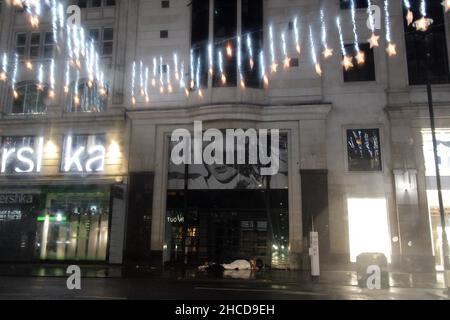 Das Zentrum von London war sehr, sehr voll, man konnte nirgendwo hinkommen, von Lancaster Gate nach aldwych, es war voller Verkehr. Oxford Street, Regent Street, Oxford Circus, Piccadilly Circus, piccadilly Street, Bond Street, Und überall war sehr viel los von 6pm bis 12 Uhr, dann gingen alle nach Hause und die Straßen waren verlassen Oxford Street Pall Mall unteren Regent Street Regent Street und überall niemand dort. Außerhalb der Geschäfte in der Oxford Street stand niemand in der Schlange, um morgen die Geschäfte zu kaufen, niemand war da, nichts 25/26-12-2021 Blitzbilder Stockfoto