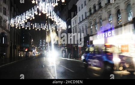 Das Zentrum von London war sehr, sehr voll, man konnte nirgendwo hinkommen, von Lancaster Gate nach aldwych, es war voller Verkehr. Oxford Street, Regent Street, Oxford Circus, Piccadilly Circus, piccadilly Street, Bond Street, Und überall war sehr viel los von 6pm bis 12 Uhr, dann gingen alle nach Hause und die Straßen waren verlassen Oxford Street Pall Mall unteren Regent Street Regent Street und überall niemand dort. Außerhalb der Geschäfte in der Oxford Street stand niemand in der Schlange, um morgen die Geschäfte zu kaufen, niemand war da, nichts 25/26-12-2021 Blitzbilder Stockfoto