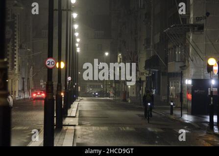 Das Zentrum von London war sehr, sehr voll, man konnte nirgendwo hinkommen, von Lancaster Gate nach aldwych, es war voller Verkehr. Oxford Street, Regent Street, Oxford Circus, Piccadilly Circus, piccadilly Street, Bond Street, Und überall war sehr viel los von 6pm bis 12 Uhr, dann gingen alle nach Hause und die Straßen waren verlassen Oxford Street Pall Mall unteren Regent Street Regent Street und überall niemand dort. Außerhalb der Geschäfte in der Oxford Street stand niemand in der Schlange, um morgen die Geschäfte zu kaufen, niemand war da, nichts 25/26-12-2021 Blitzbilder Stockfoto