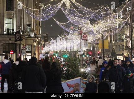 Das Zentrum von London war sehr, sehr voll, man konnte nirgendwo hinkommen, von Lancaster Gate nach aldwych, es war voller Verkehr. Oxford Street, Regent Street, Oxford Circus, Piccadilly Circus, piccadilly Street, Bond Street, Und überall war sehr viel los von 6pm bis 12 Uhr, dann gingen alle nach Hause und die Straßen waren verlassen Oxford Street Pall Mall unteren Regent Street Regent Street und überall niemand dort. Außerhalb der Geschäfte in der Oxford Street stand niemand in der Schlange, um morgen die Geschäfte zu kaufen, niemand war da, nichts 25/26-12-2021 Blitzbilder Stockfoto