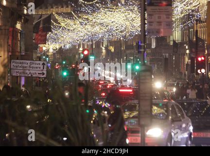 Das Zentrum von London war sehr, sehr voll, man konnte nirgendwo hinkommen, von Lancaster Gate nach aldwych, es war voller Verkehr. Oxford Street, Regent Street, Oxford Circus, Piccadilly Circus, piccadilly Street, Bond Street, Und überall war sehr viel los von 6pm bis 12 Uhr, dann gingen alle nach Hause und die Straßen waren verlassen Oxford Street Pall Mall unteren Regent Street Regent Street und überall niemand dort. Außerhalb der Geschäfte in der Oxford Street stand niemand in der Schlange, um morgen die Geschäfte zu kaufen, niemand war da, nichts 25/26-12-2021 Blitzbilder Stockfoto