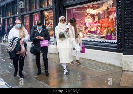 London, Großbritannien. 27th Dez 2021. West End ist an den Montagsferien nach Weihnachten voll. Kredit: JOHNNY ARMSTEAD/Alamy Live Nachrichten Stockfoto