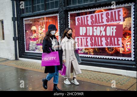 London, Großbritannien. 27th Dez 2021. West End ist an den Montagsferien nach Weihnachten voll. Kredit: JOHNNY ARMSTEAD/Alamy Live Nachrichten Stockfoto