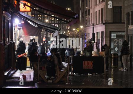 Das Zentrum von London war sehr, sehr voll, man konnte nirgendwo hinkommen, von Lancaster Gate nach aldwych, es war voller Verkehr. Oxford Street, Regent Street, Oxford Circus, Piccadilly Circus, piccadilly Street, Bond Street, Und überall war sehr viel los von 6pm bis 12 Uhr, dann gingen alle nach Hause und die Straßen waren verlassen Oxford Street Pall Mall unteren Regent Street Regent Street und überall niemand dort. Außerhalb der Geschäfte in der Oxford Street stand niemand in der Schlange, um morgen die Geschäfte zu kaufen, niemand war da, nichts 25/26-12-2021 Blitzbilder Stockfoto