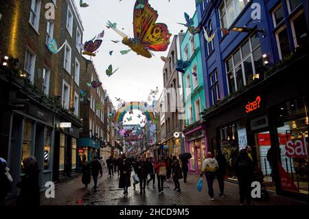 London, Großbritannien. 27th Dez 2021. West End ist an den Montagsferien nach Weihnachten voll. Kredit: JOHNNY ARMSTEAD/Alamy Live Nachrichten Stockfoto