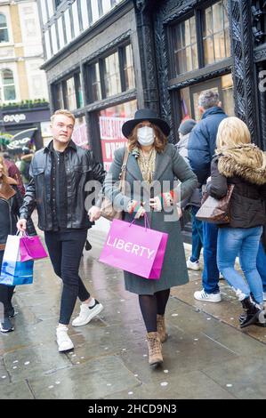 London, Großbritannien. 27th Dez 2021. West End ist an den Montagsferien nach Weihnachten voll. Kredit: JOHNNY ARMSTEAD/Alamy Live Nachrichten Stockfoto