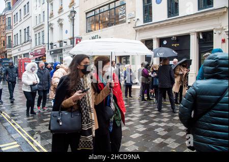 London, Großbritannien. 27th Dez 2021. West End ist an den Montagsferien nach Weihnachten voll. Kredit: JOHNNY ARMSTEAD/Alamy Live Nachrichten Stockfoto