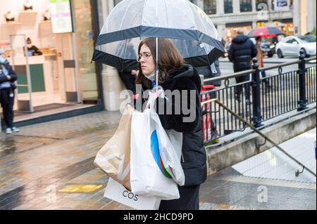 London, Großbritannien. 27th Dez 2021. West End ist an den Montagsferien nach Weihnachten voll. Kredit: JOHNNY ARMSTEAD/Alamy Live Nachrichten Stockfoto