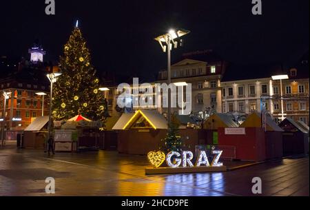 Graz, Österreich-02. Dezember 2021: Wunderschöne Weihnachtsdekorationen am berühmten Hauptplatz, nachts, im Stadtzentrum von Graz, Steiermark, A Stockfoto