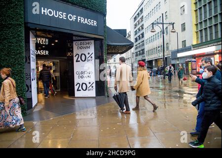 London, Großbritannien. 27th Dez 2021. West End ist an den Montagsferien nach Weihnachten voll. Kredit: JOHNNY ARMSTEAD/Alamy Live Nachrichten Stockfoto